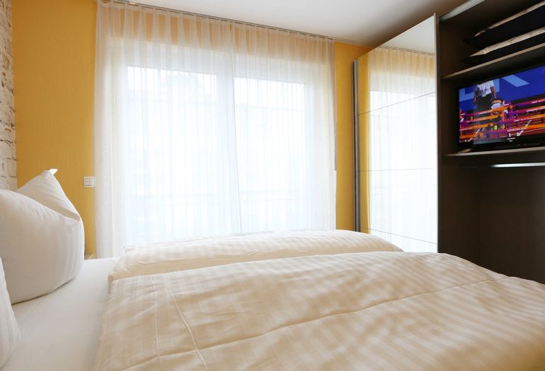 1. Schlafzimmer und 2. Schlafzimmer mit Boxspringbett und TV