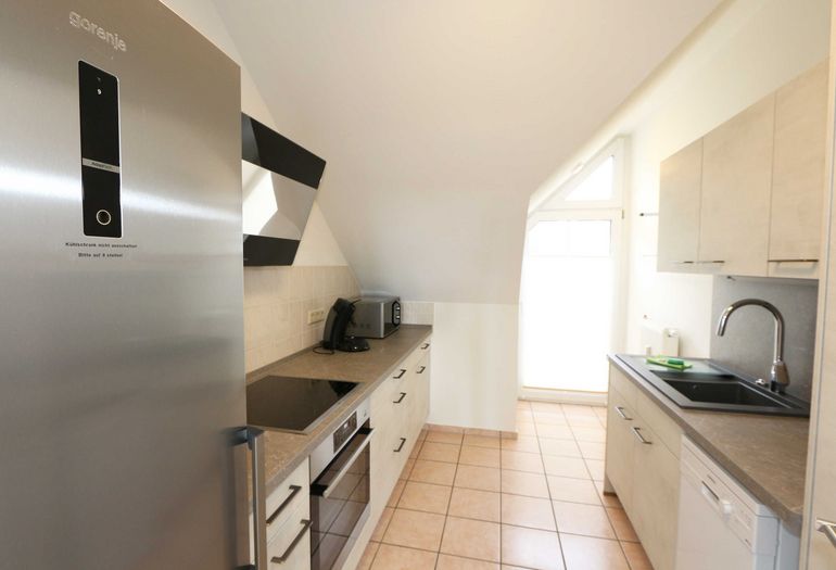 Küchenzeile mit Backofen