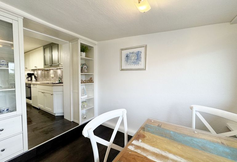 kleines Esszimmer mit Blick zur Küchenzeile