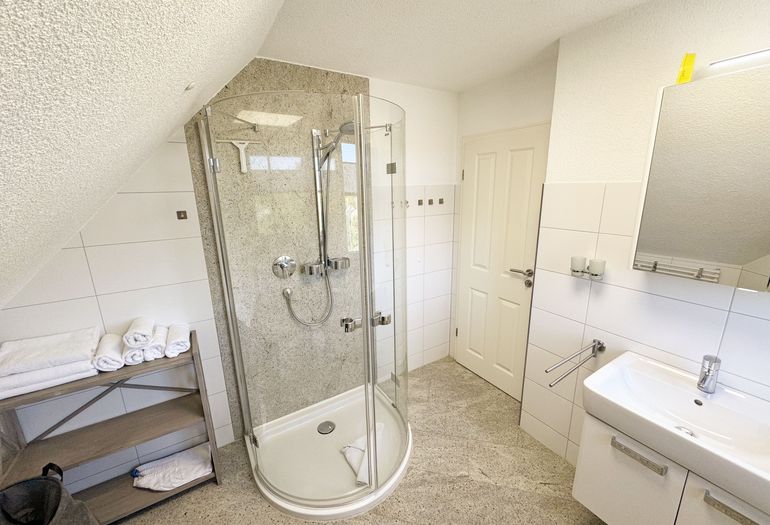 Tageslichtbad mit ebenerdiger Dusche Tageslichtbad mit ebenerdiger Dusche