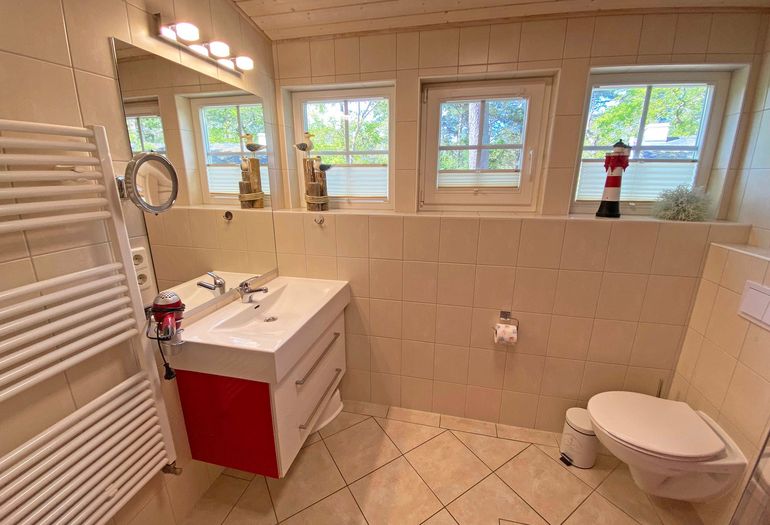 kleines Badezimmer mit Waschbecken