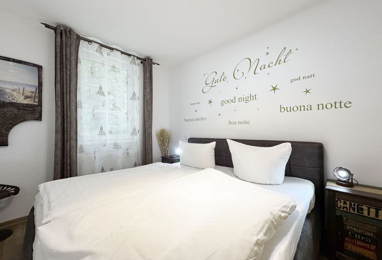 Schlafzimmer mit Doppelbett Schlafzimmer mit Doppelbett