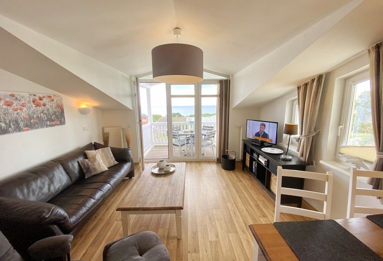 Wohnzimmer mit TV und Couch