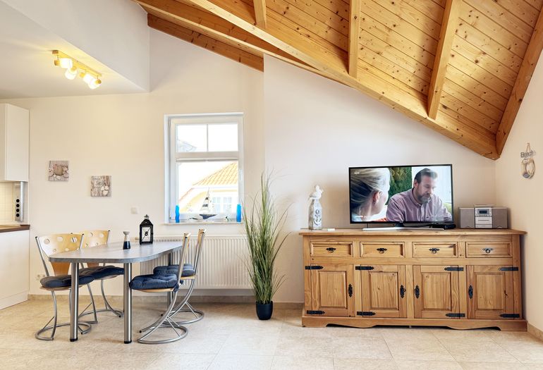 Wohnbereich mit Esstisch und Stühlen