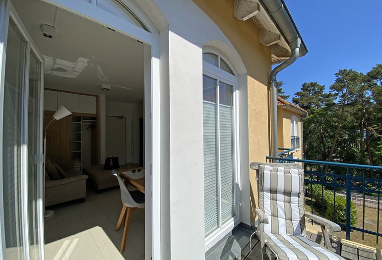 Kurparkresidenz Baabe - Blick vom Balkon in das Wohnzimmer Kurparkresidenz Baabe - Blick vom Balkon in das Wohnzimmer