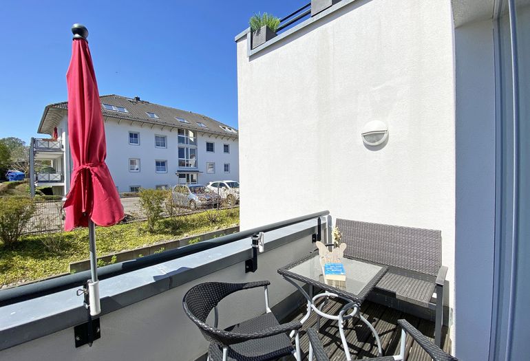 bestuhlter Balkon mit Sonnenschirm