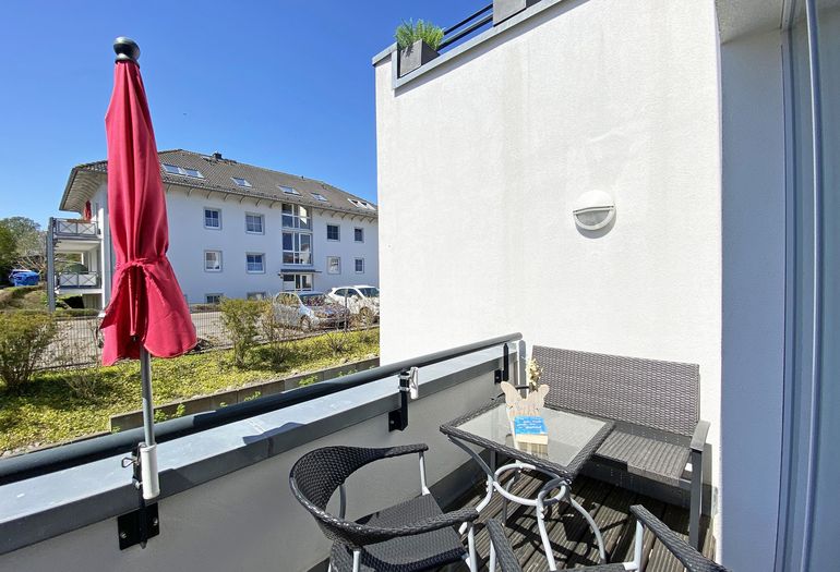 bestuhlter Balkon mit Sonnenschirm bestuhlter Balkon mit Sonnenschirm