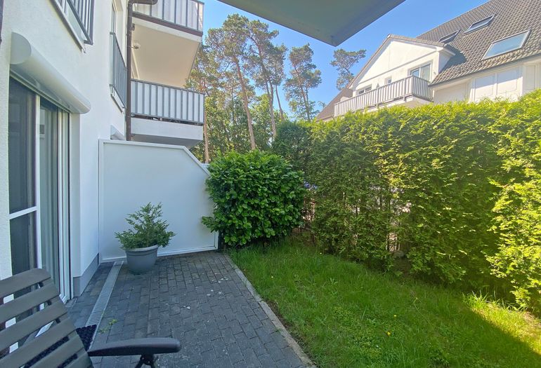 bestuhlte Terrasse mit Gartenanteil