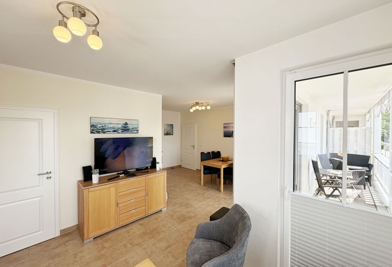 Wohnbereich mit Zugang zum Balkon