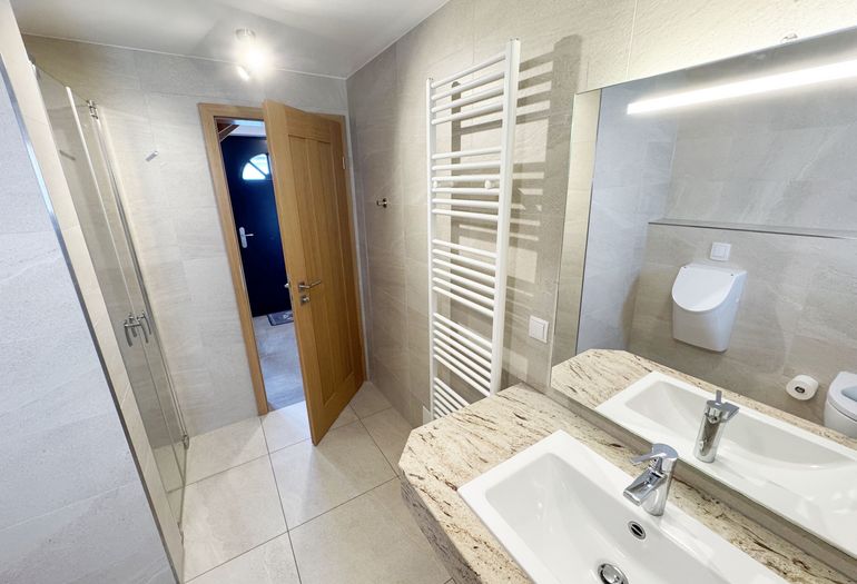 Badezimmer mit Waschbecken