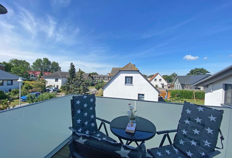 bestuhlter Balkon mit Blick ins Grüne