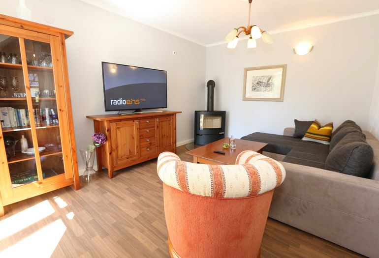 Wohnbereich mit TV und Sessel Wohnbereich mit TV und Sessel