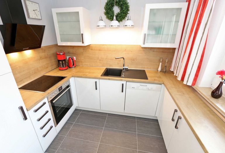 moderne Küchenzeile mit Backofen