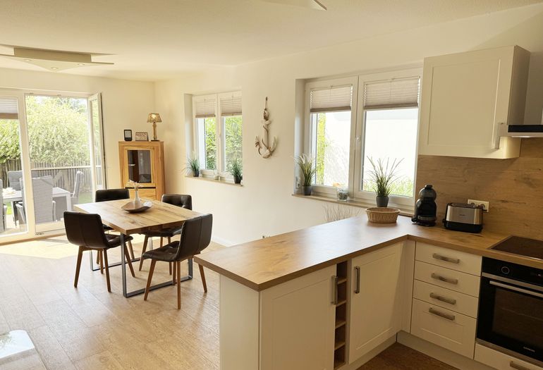 moderner Küchen-/Essbereich