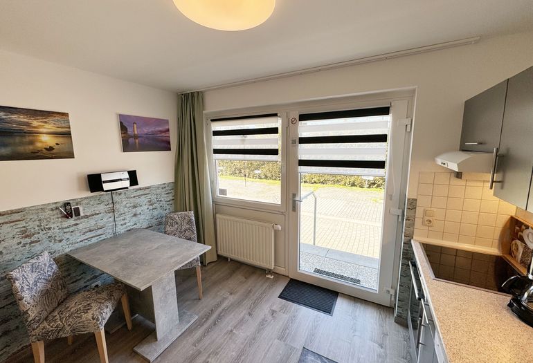 Küchenzeile mit Blick zur Essecke