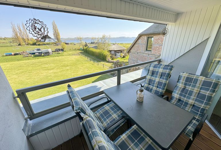 Balkon mit Blick auf den Bodden und Gager