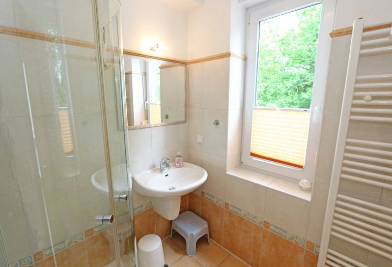 1. Bad mit Waschbecken