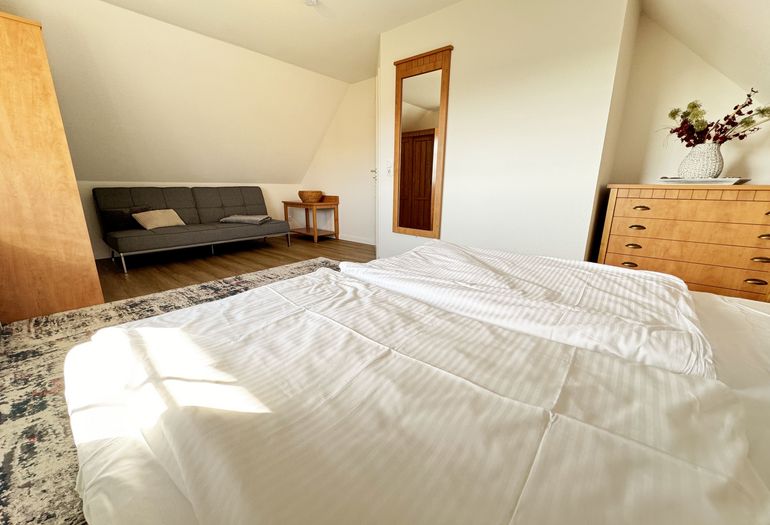 1. Schlafzimmer mit Doppelbett der Ferienwohnung 1. Schlafzimmer mit Doppelbett der Ferienwohnung