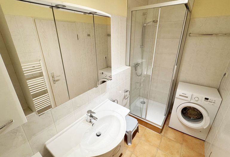 Badezimmer mit Dusche und Waschmaschine Badezimmer mit Dusche und Waschmaschine