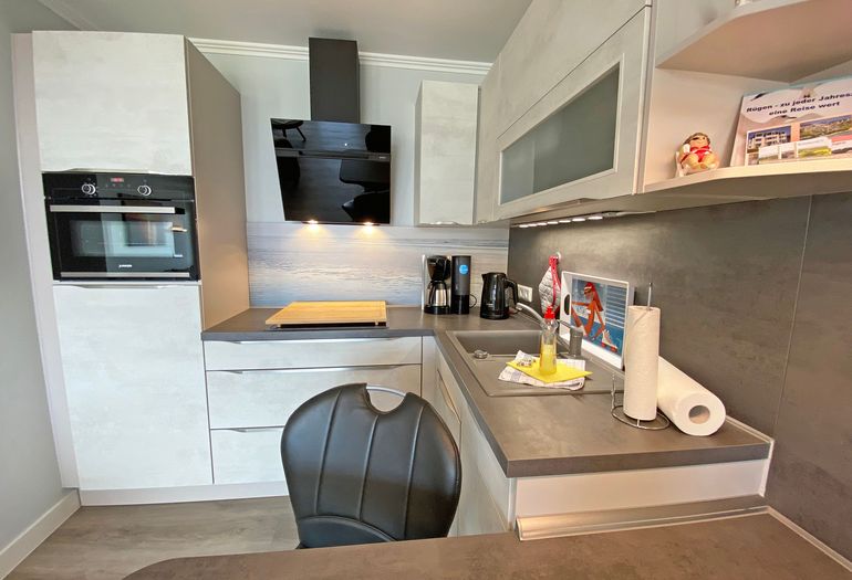 moderne Küchenzeile mit Backofen