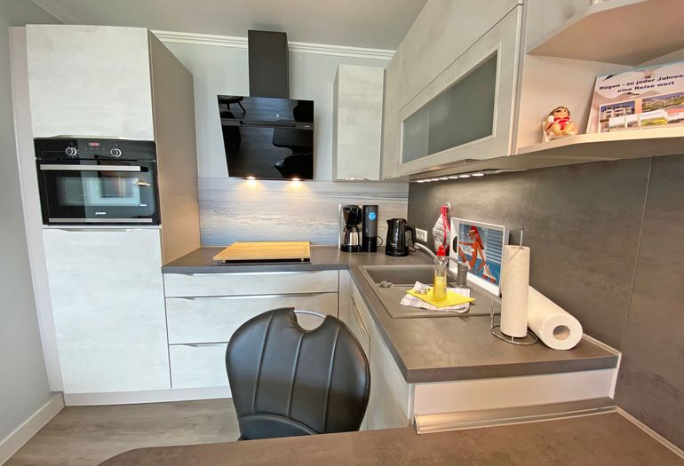 moderne Küchenzeile mit Backofen moderne Küchenzeile mit Backofen