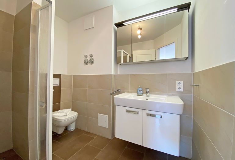 Badezimmer mit Waschbecken Badezimmer mit Waschbecken