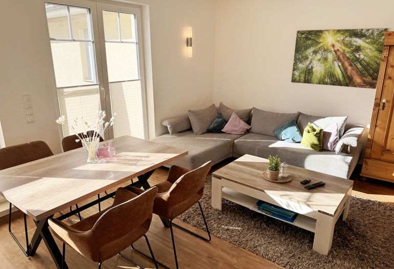 Blick auf den Wohnbereich mit Couch