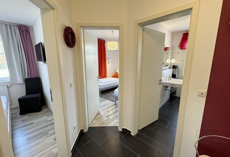 Villa Wilhelmine WE 04 Flur mit Blick Richtung Bad, Schlafzimmer und Kinderzimmer