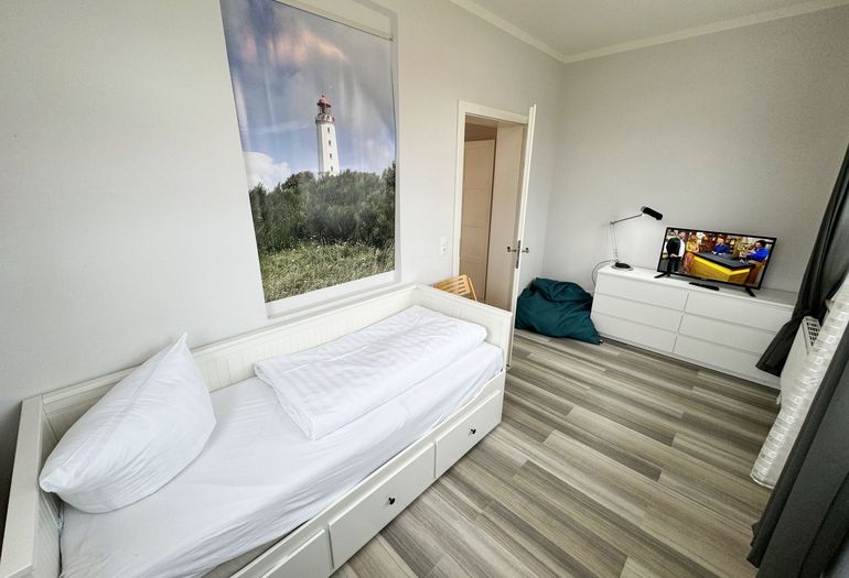 Schlafzimmer mit Kojenbett und Flachbild-TV