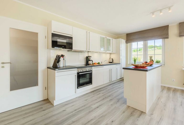 Küchenzeile mit Backofen Küchenzeile mit Backofen