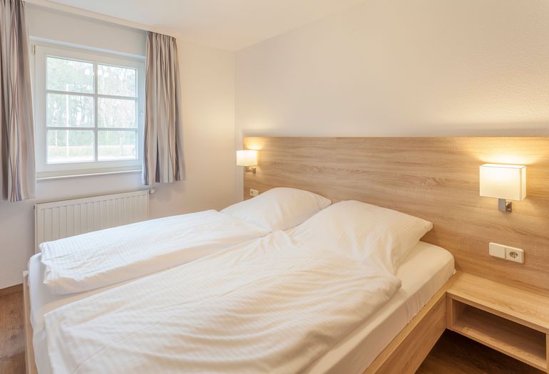 Schlafzimmer mit Doppelbett