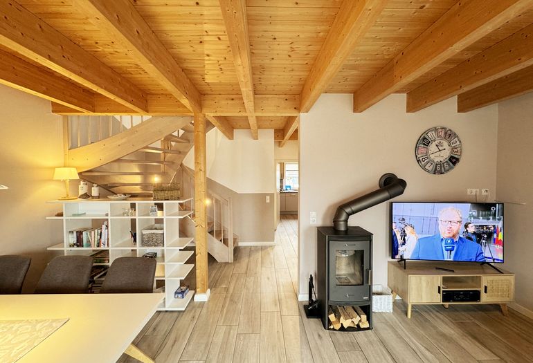 Ferienhaus Ilsebill - Wohnbereich mit Blick auf den Kamin und TV