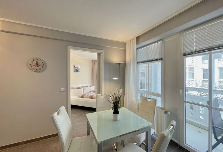 Essplatz mit Zugang zum Balkon