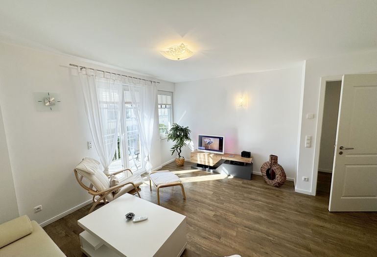 gemütlicher Wohnbereich mit Relax Sessel und TV