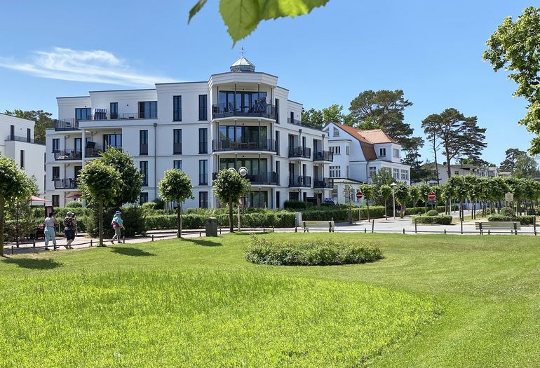 Blick vom Kurpark auf die Villa Düne Blick vom Kurpark auf die Villa Düne