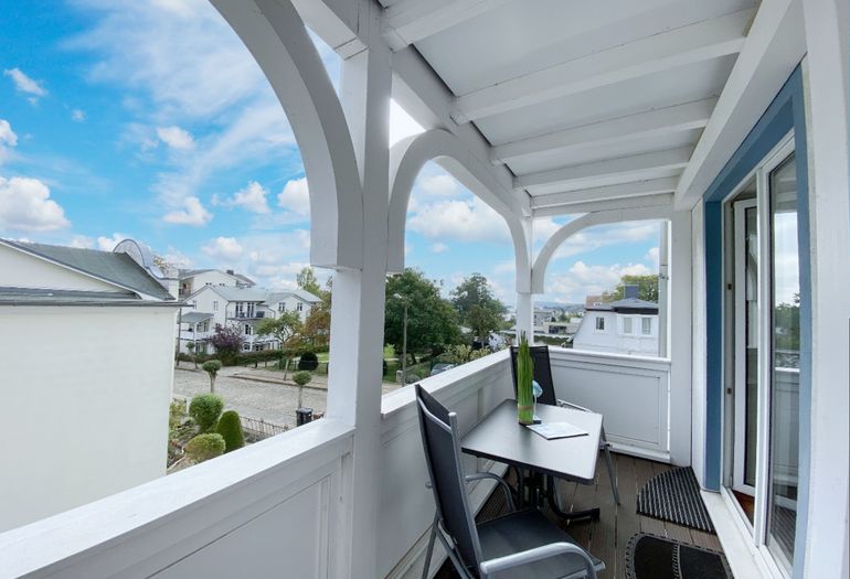 bestuhlter Balkon zur Seite ausgerichtet