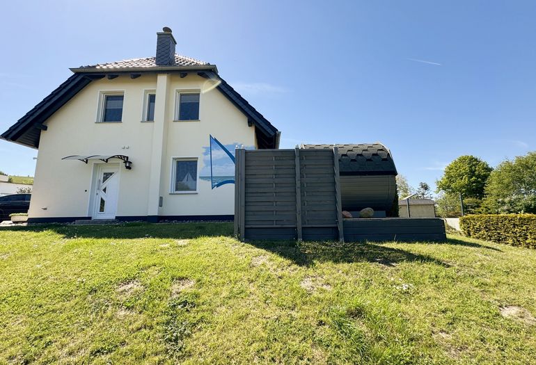 Hauseingang mit Grünfläche