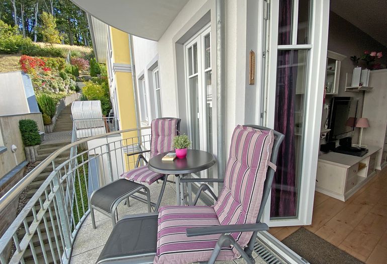 bestuhlter Balkon lädt zum Entspannen ein