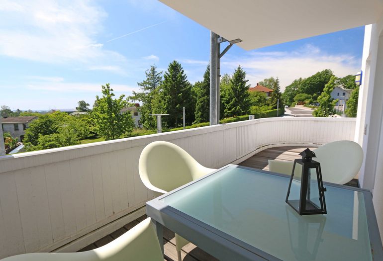 bestuhlter Balkon mit Blick ins Grüne