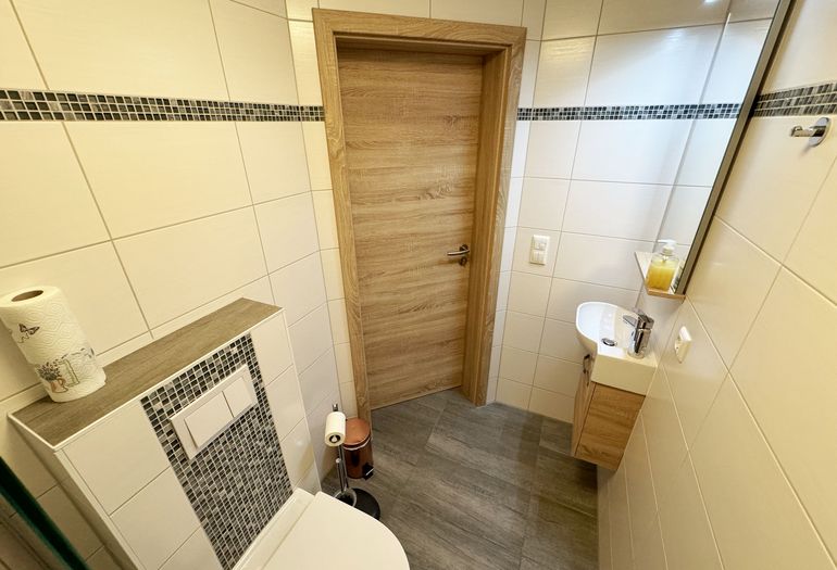 Dusche und WC im Wellnessbereich
