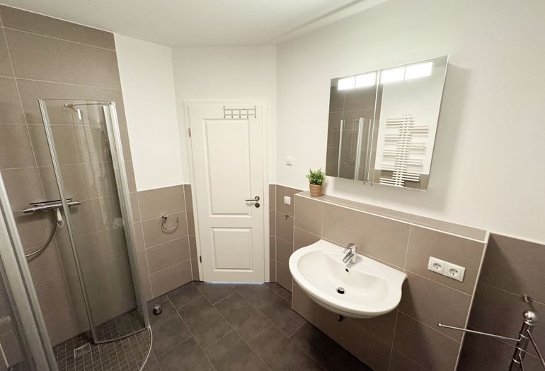 Badezimmer mit Dusche
