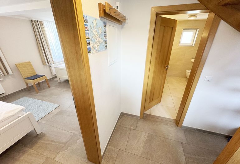 Blick ins Schlafzimmer sowie Badezimmer