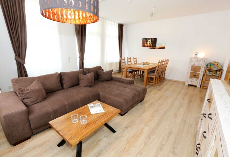 Wohnzimmer mit gemütlicher Couch Wohnzimmer mit gemütlicher Couch