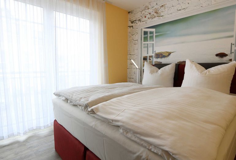 1. Schlafzimmer und 2. Schlafzimmer mit Boxspringbett 1. Schlafzimmer und 2. Schlafzimmer mit Boxspringbett