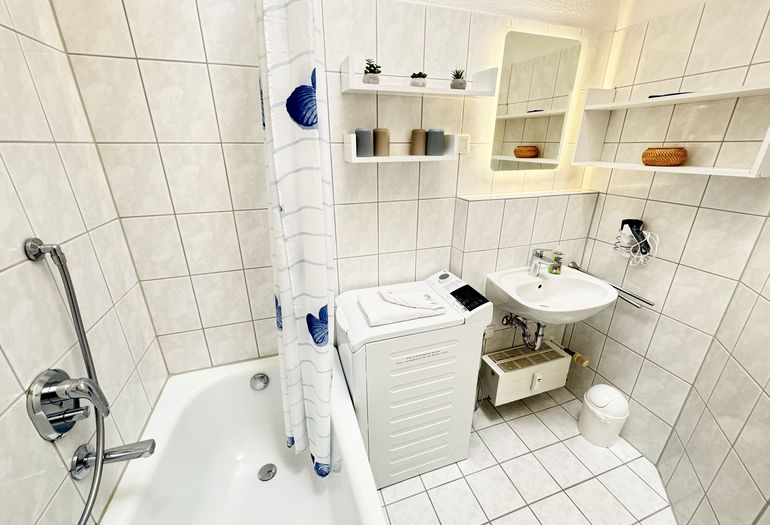 Seepark Sellin Haus Baabe - Bad mit Badewanne und Waschmaschine Seepark Sellin Haus Baabe - Bad mit Badewanne und Waschmaschine
