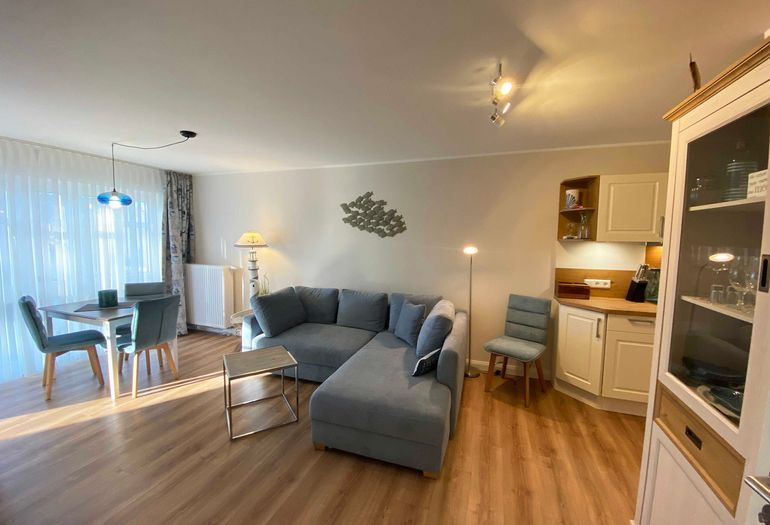 Wohnzimmer mit großer Couch