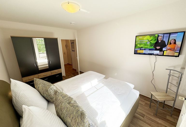 Schlafzimmer mit Doppelbett und Kleiderschrank