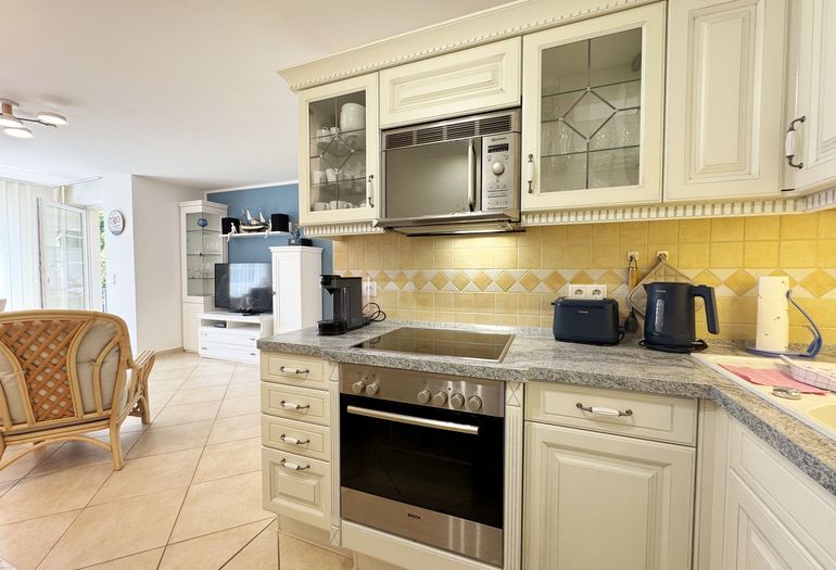 offene Wohnküchenzeile mit vielen Küchenhelfern