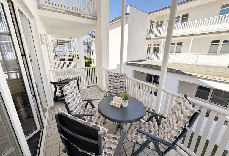 bestuhlter Balkon