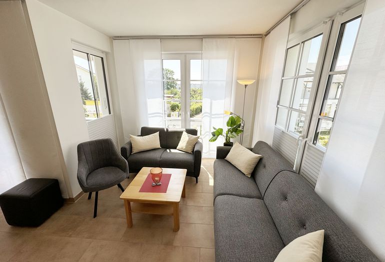 heller Wohnbereich mit Sessel